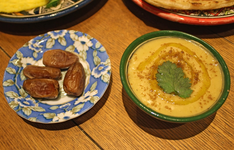 デーツ(ナツメヤシ)(左)は栄養たっぷりで美容にも効果が期待できる食材