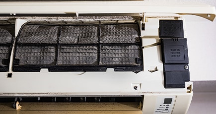 エアコンのドレンパンは自分で掃除できる？掃除頻度や放置するリスクも解説