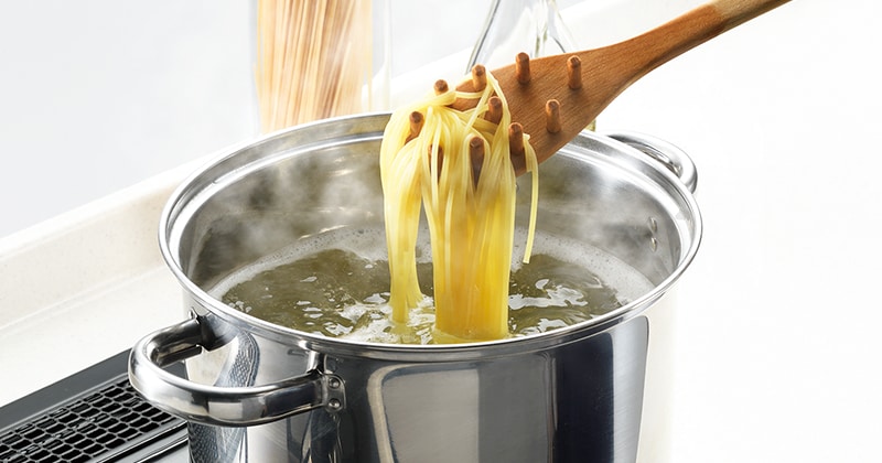 麺類のふきこぼれやゆで過ぎを防ぐ