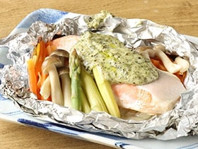 鮭のホイル蒸し　緑茶マヨがけ