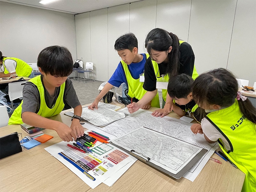 子どもたちが実際に街を歩き、危険な場所などを地図に書き込んでいく防災マップづくりのワークショップ。