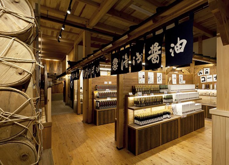 売店には、珍しい醤油やお味噌など、湯浅醤油の商品がずらりと並んでいます