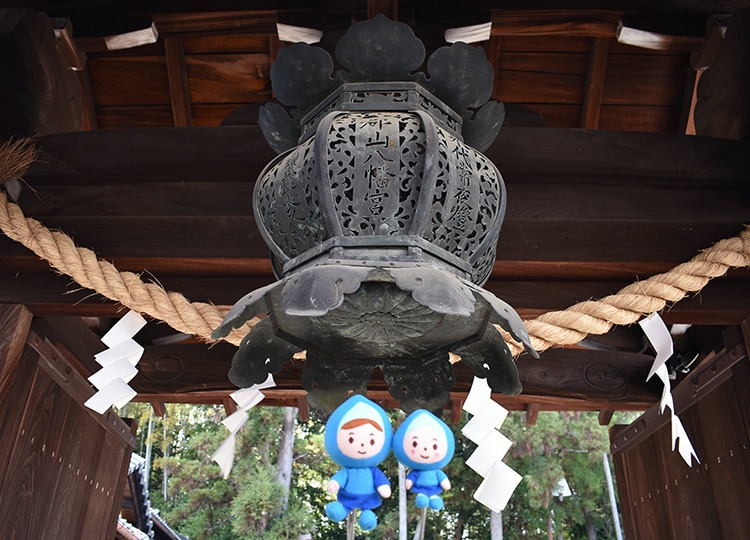 鉄燈籠としめ縄がある郡山八幡神社の門