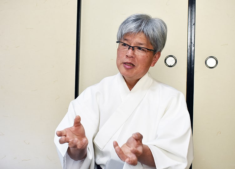「お守りには、自分の手で夢をしっかりつかんでほしいという願いを込めています」と話す上本さん