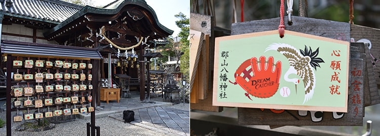 拝殿前にある絵馬かけ。木製の絵馬にはグラブと野球ボール、縁起がよいとされる鶴が描かれています