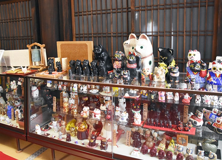 本堂の一角に、多彩な表情の招き猫が並べられています