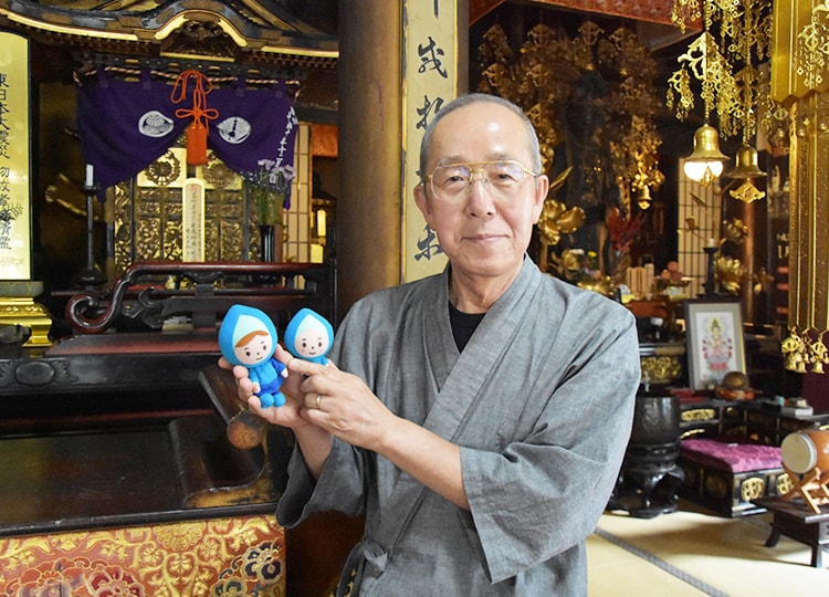 黒い招き猫について説明してくれた信ヶ原住職