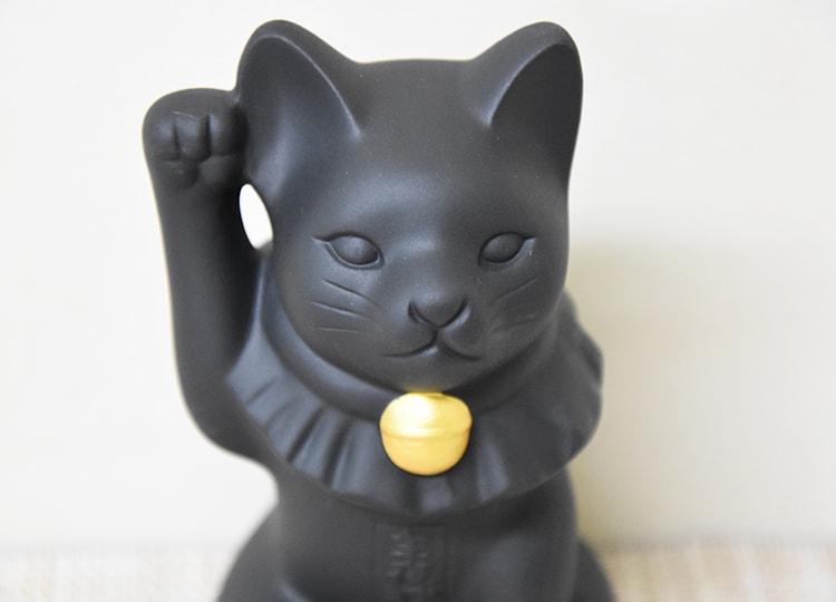 主夜神さまのお使いである黒猫を模した招き猫
