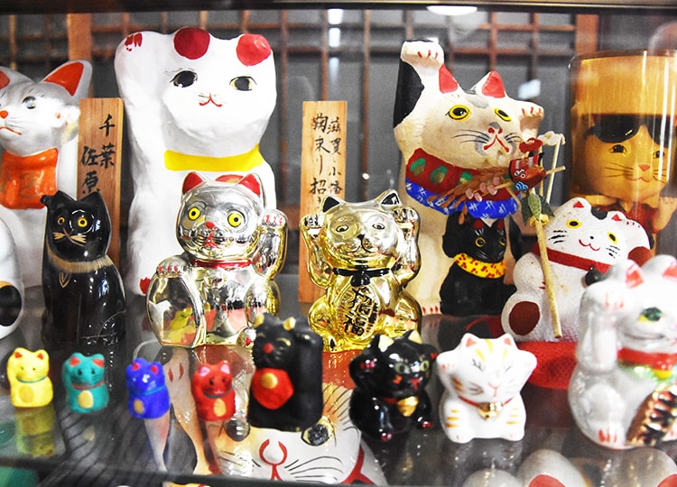 招き猫はあげている手がさまざまです