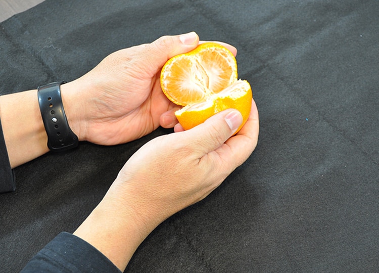 ヘタの反対側を上にして、一気に半分に割ります