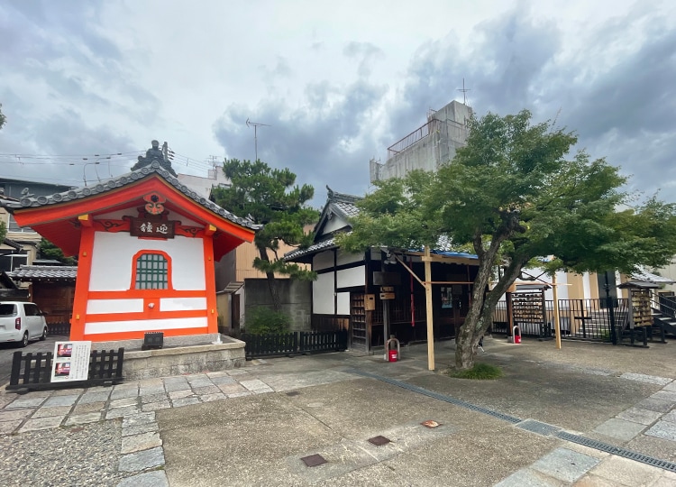 左から鐘楼、木の奥にある建物が閻魔堂、右奥の柵に囲まれている建物は薬師堂と書かれています