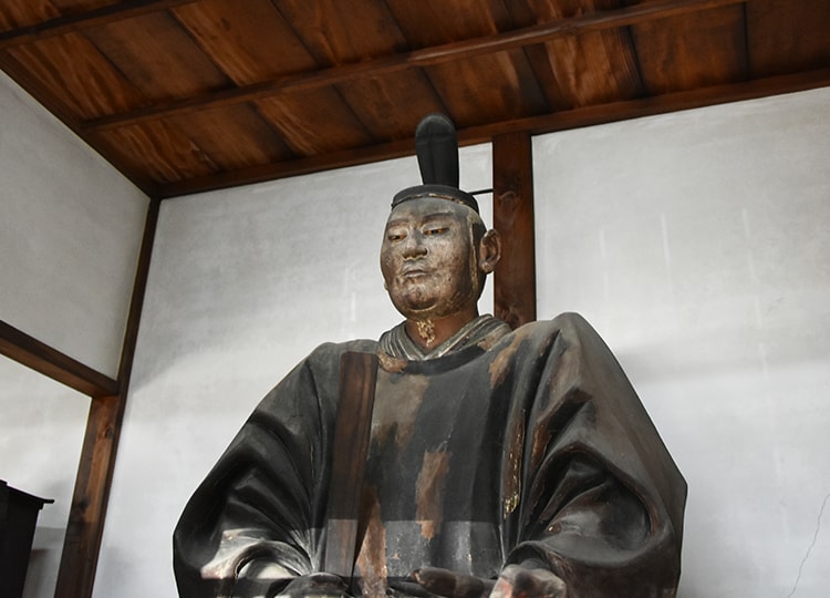閻魔堂の小野篁立像。お堂の格子窓越しに拝観可能です