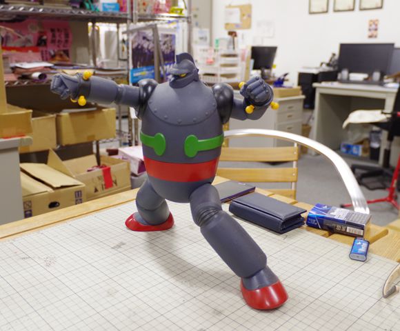1/50サイズの試作品も力強いポーズ。押しても簡単には倒れません。
