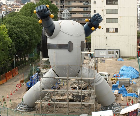 胴体の鋼板が取り付けられ、だんだん姿が明らかに。