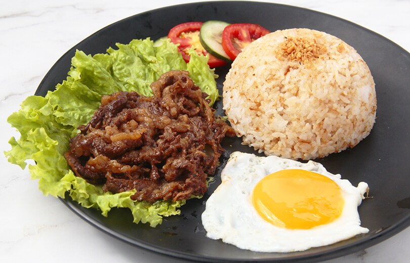 甘辛い味つけの牛肉は、ごはんや卵との相性抜群！