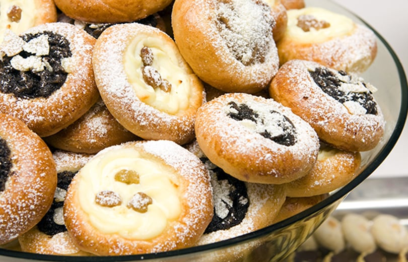 甘いフィリングを乗せた伝統的なパン「コラーチェ」