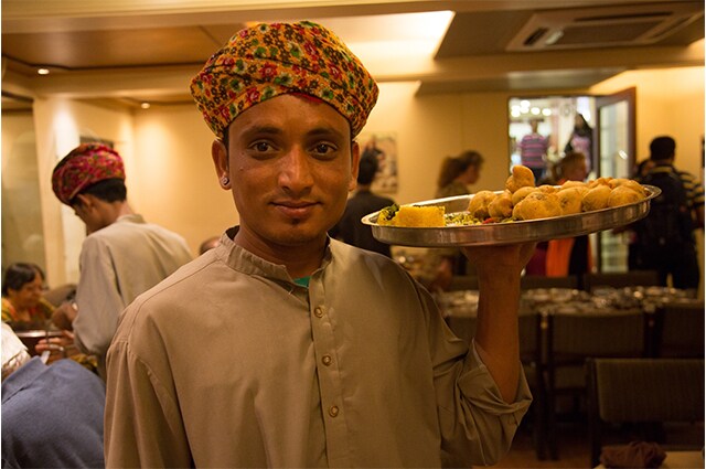 インドのカフェが、プラスチックごみと交換で食事を提供。飢餓と環境問題に挑む