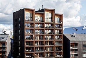 スウェーデンのリサイクルできる木造9階建てマンション、550トンのCO2排出削減に貢献