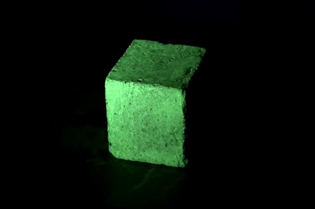 暗闇で光るコンクリートをエジプトの学生が開発。街の節電に貢献へ