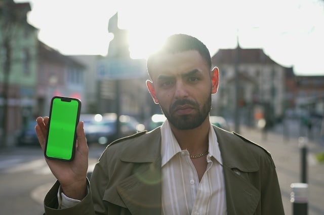 モロッコの街に、スマホ充電できる「木」登場