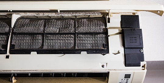 エアコンのドレンパンは自分で掃除できる？掃除頻度や放置するリスクも解説