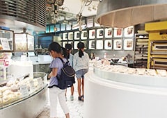 大人は絶対進入禁止！子どもしか入れないお菓子屋さんに潜入