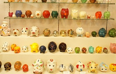 貯金箱といえば、なぜブタ？素朴な疑問の答えは尼崎にあり！