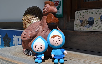 天然記念物のニワトリが境内を自由に歩く！？奈良県の石上神宮を調査