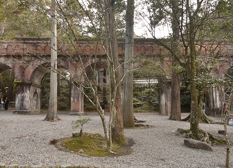 お寺の境内につくられた水路閣は木立のある庭園の奥にあります