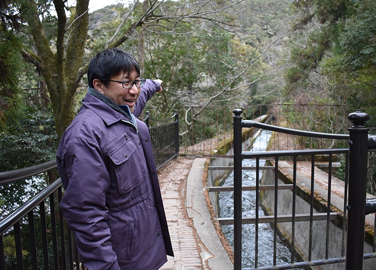 「水路閣には琵琶湖から水が流れて来ているんですよ」と教えてくれる久岡さん