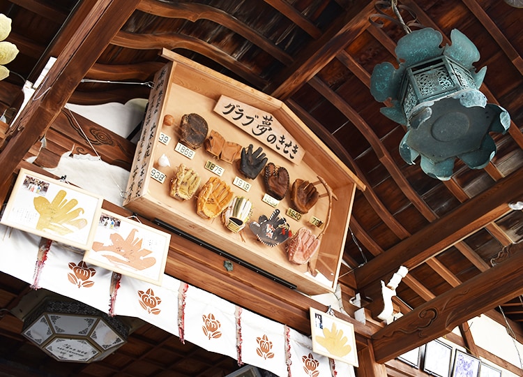 拝殿の上部に飾られているショーケース型の絵馬