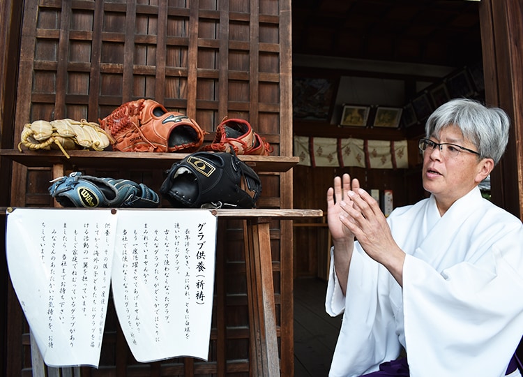 郡山八幡神社ではグラブやバットなど野球用品のご供養もおこなっています