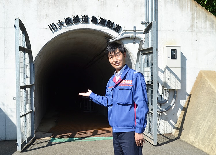 「旧大阪鉄道亀瀬隧道」と書かれたトンネルの入口です。先は暗くなっていて、よく見えません