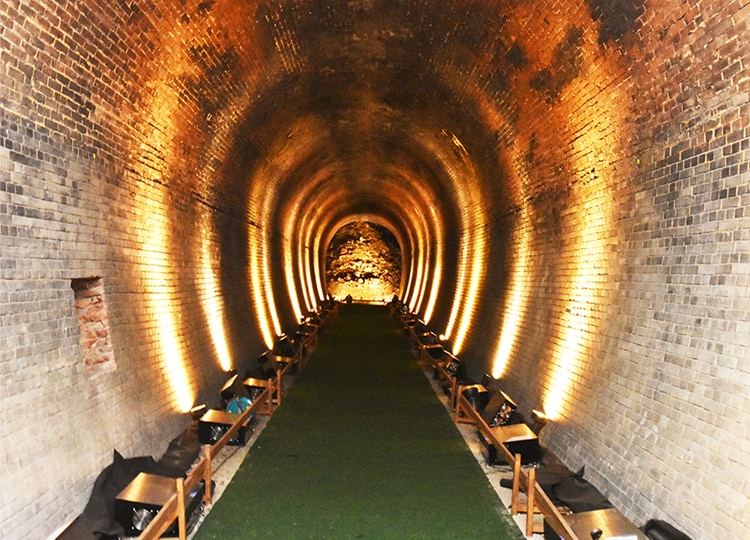 レンガづくりの旧大阪鉄道亀瀬隧道