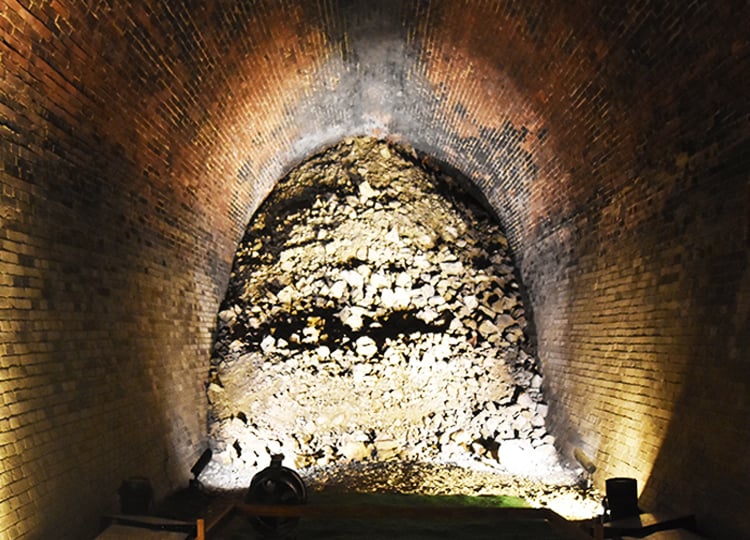 旧大阪鉄道亀瀬隧道の奥側は土砂で埋まり、行き止まりになっています