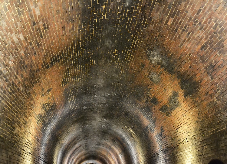 天井部分のレンガは、ススで黒ずんでいます