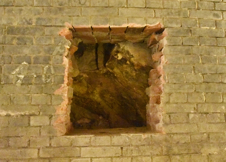 切り抜かれた穴は、観測窓と考えられています。奥に地層が見えます