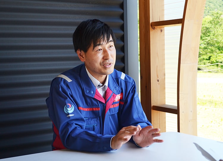 地すべり対策工事の必要性を語る堀川さん