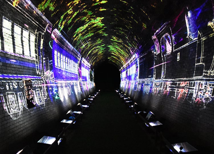 プロジェクションマッピングでは、トンネルを鉄道が走るイメージ映像などを見ることができます