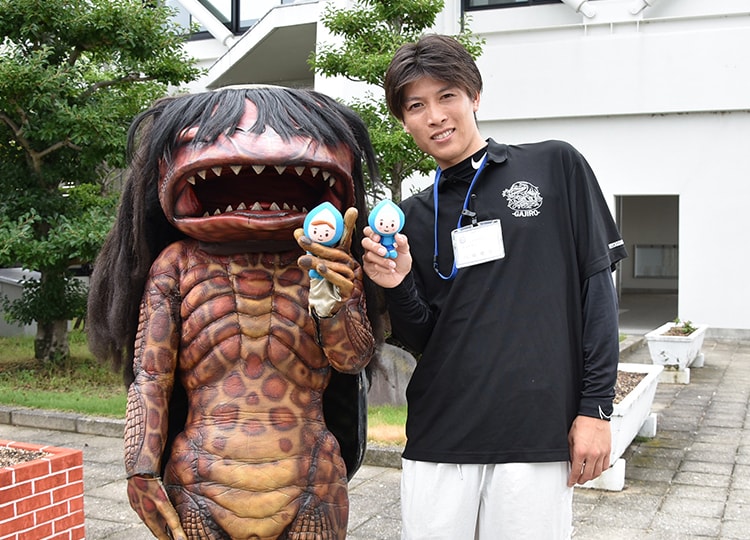 出迎えてくれたガジロウと地域振興課の髙橋さん