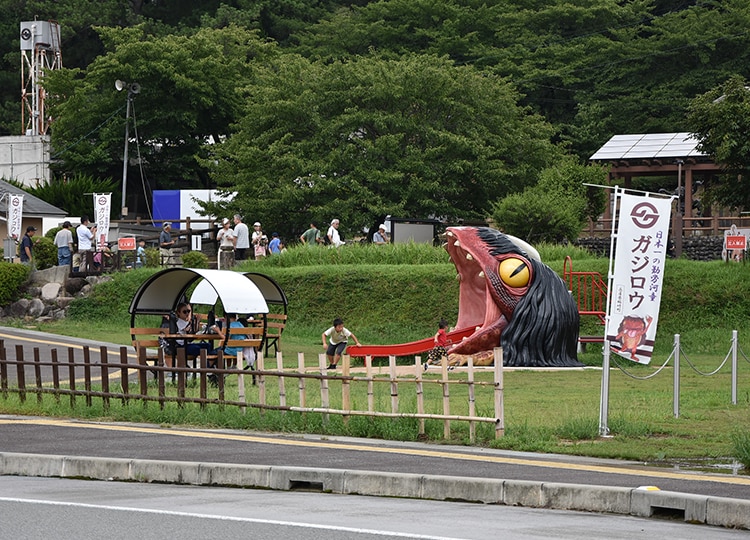 辻川山公園の入口にあるガジロウスライダー。奥の少し小高くなっているところにガジロウが働く池があります
