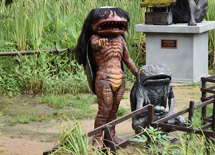 突如、池のほとりに出現したガジロウ。カメラを向けると決めポーズをしてくれました
