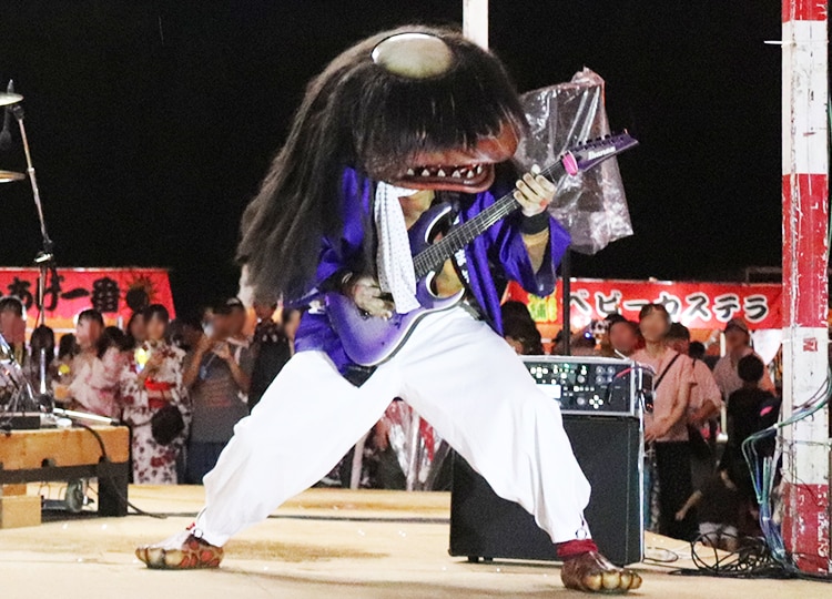 夏祭りで特技のギターを披露するガジロウ