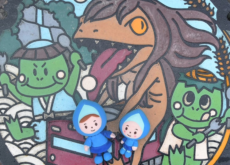 駅前のロータリー交差点には、ガジロウがデザインされたマンホールもありました!