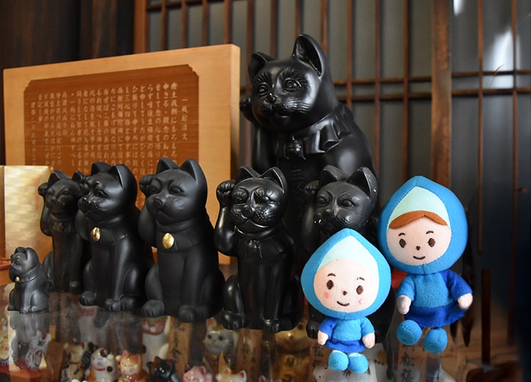 耳や目も真っ黒の招き猫