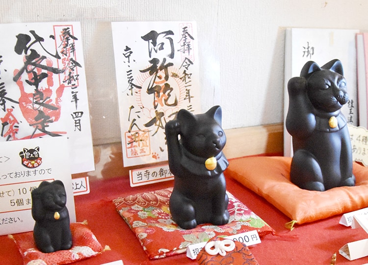 檀王法林寺で授与している黒い招き猫。大・中・小の3つのサイズがあります
