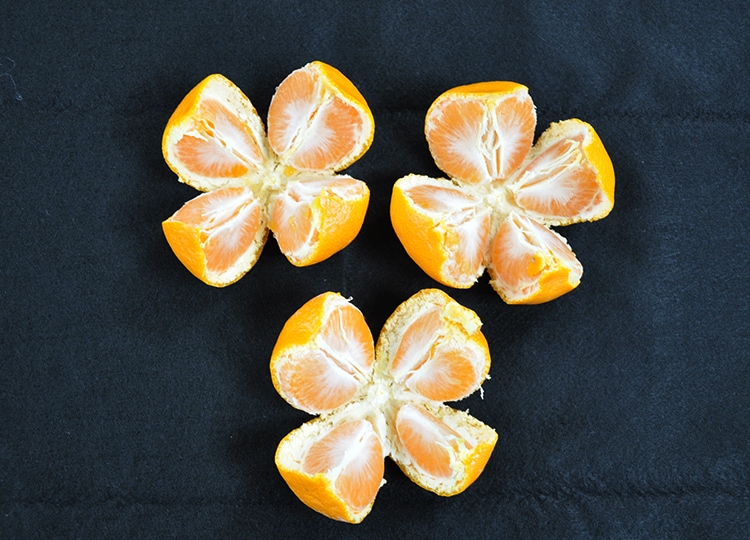 4つに割ったみかんは、上から眺めると四つ葉のクローバーの形に見えます
