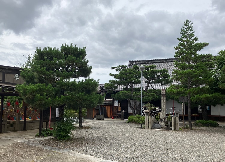 本堂の庭内にあの世へ通じる入口があるそうです